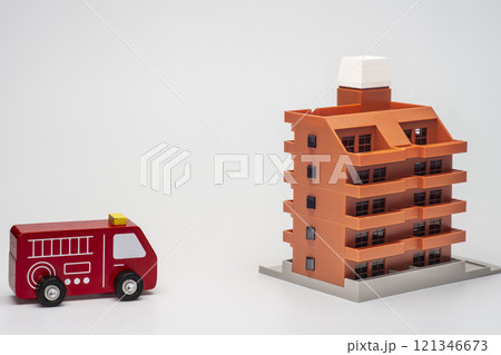 マンションに駆け付けた消防車 121346673