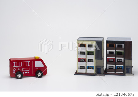 ワンルームマンションに駆け付けた消防車 ワンルームマンションに駆け付けた消防車 121346678