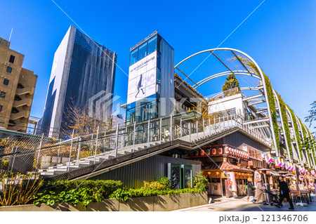 日本の東京都市景観 年の瀬・インバウンド復活…暖かな日差し…渋谷駅前の渋谷横丁などを望む＝21日 121346706