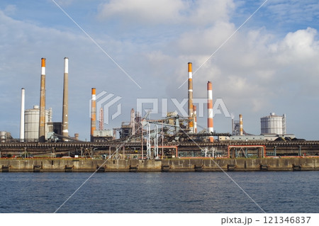 鹿島臨海工業地帯の製鉄所の景色 121346837