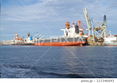 鹿島臨海工業地帯で荷役をする船の景色 121346843