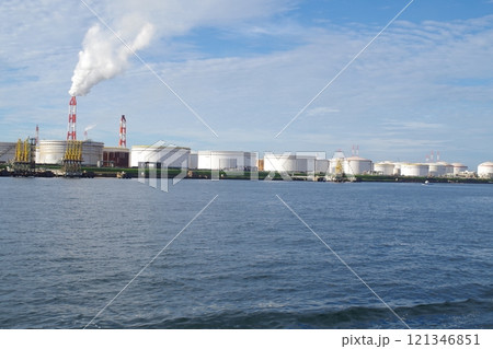 鹿島臨海工業地帯のタンク群の景色 鹿島臨海工業地帯のタンク群の景色 121346851