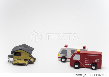 地震で倒壊した建物と駆け付ける救助隊 121346952