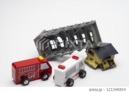 地震で倒壊した建物と駆け付ける救助隊 121346954