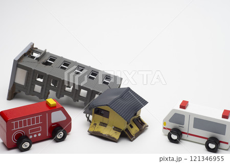 地震で倒壊した建物と駆け付ける救助隊 121346955