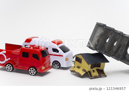 地震で倒壊した建物と駆け付ける救助隊 121346957
