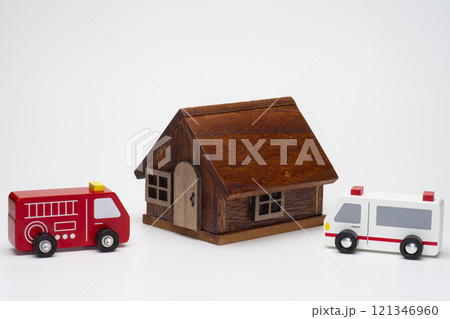 住宅に駆け付けた消防車と救急車 121346960