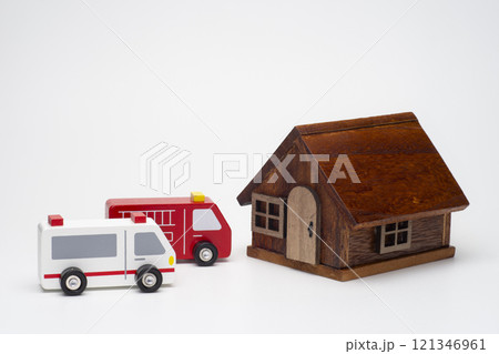 住宅に駆け付けた消防車と救急車 121346961