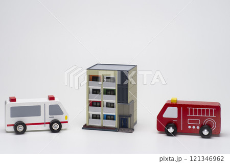 マンションに駆け付けた消防車と救急車 121346962