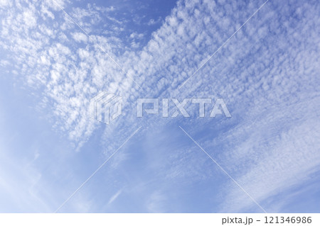 冬の空、Ⅴ字に見える雲風景 冬の空、Ⅴ字に見える雲風景 121346986
