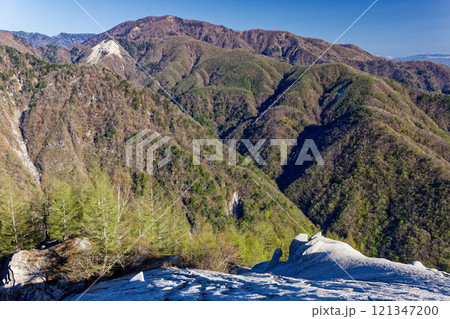 日向山・ガンガワラの岩峰と新緑の山並み 日向山・ガンガワラの岩峰と新緑の山並み 121347200