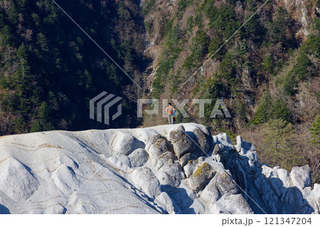 日向山・ガンガワラの岩峰とハイカー 日向山・ガンガワラの岩峰とハイカー 121347204