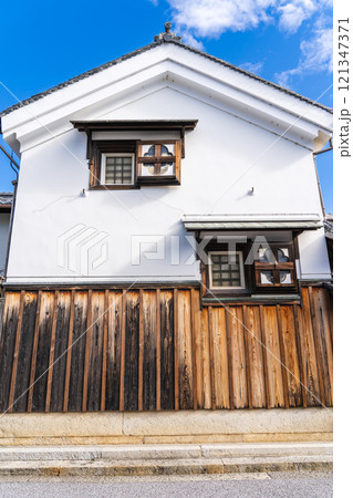 近江八幡市新町通りの町並み（近江商人が暮らした商家の町並み）　滋賀県近江八幡市新町 121347371