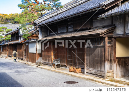 近江八幡市新町通りの町並み(近江商人が暮らした商家の町並み) 滋賀県近江八幡市新町 近江八幡市新町通りの町並み(近江商人が暮らした商家の町並み) 滋賀県近江八幡市新町 121347376