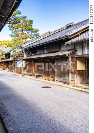 近江八幡市新町通りの町並み(近江商人が暮らした商家の町並み) 滋賀県近江八幡市新町 近江八幡市新町通りの町並み(近江商人が暮らした商家の町並み) 滋賀県近江八幡市新町 121347377