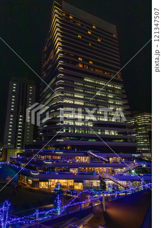 マリオット系のラグジュアリーホテル、メズム東京が入るウォーターズ竹芝タワー棟の夜景 121347507