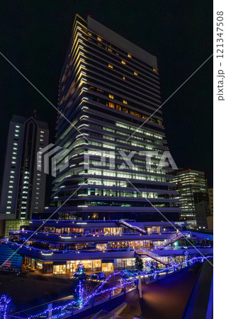 マリオット系のラグジュアリーホテル、メズム東京が入るウォーターズ竹芝タワー棟の夜景 121347508