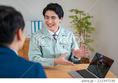PCで説明をするビジネスマン PCで説明をするビジネスマン 121347536