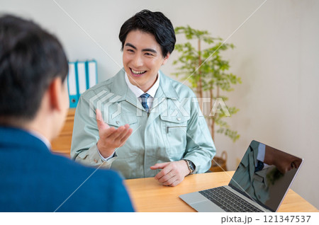 PCで説明をするビジネスマン 121347537