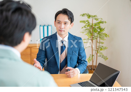 PCで説明をするビジネスマン 121347543
