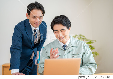 打ち合わせをするビジネスマン 121347548