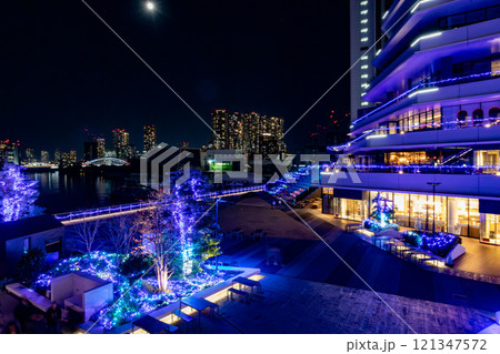 マリオット系のラグジュアリーホテル、メズム東京が入るウォーターズ竹芝から見る豊海、勝どきの夜景 121347572