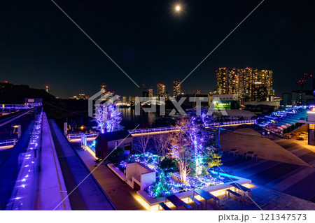 マリオット系のラグジュアリーホテル、メズム東京が入るウォーターズ竹芝から見る豊海、勝どきの夜景 マリオット系のラグジュアリーホテル、メズム東京が入るウォーターズ竹芝から見る豊海、勝どきの夜景 121347573