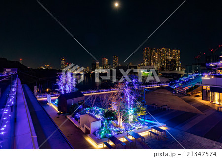 マリオット系のラグジュアリーホテル、メズム東京が入るウォーターズ竹芝から見る豊海、勝どきの夜景 マリオット系のラグジュアリーホテル、メズム東京が入るウォーターズ竹芝から見る豊海、勝どきの夜景 121347574