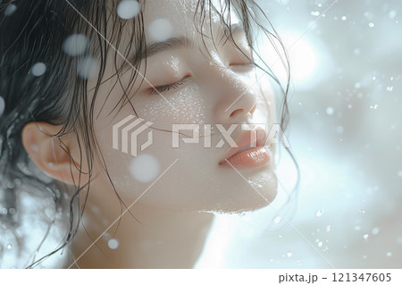 ボケた水しぶきが美しい背景にシャワーを浴びる若い日本人の女性 121347605