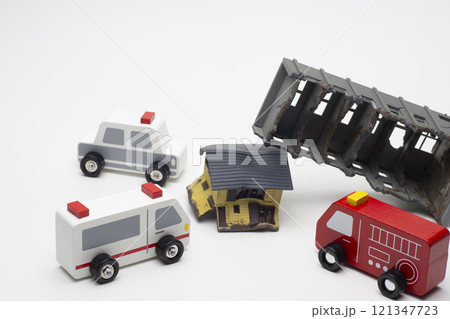 地震で倒壊した建物と駆け付ける救急車両 121347723