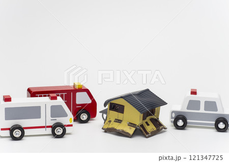 地震で倒壊した建物と駆け付ける救急車両 121347725