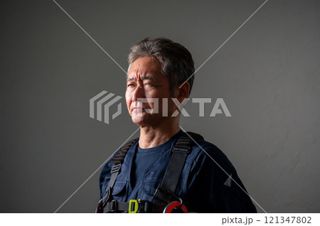 フルハーネスをつけた頑固そうな男性 121347802