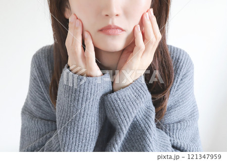 肌を気にする女性　スキンケア 121347959