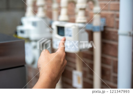 家の設備を点検 家の設備を点検 121347993