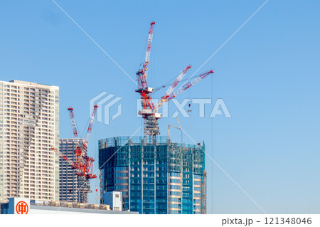 タワークレーンを使って建築中の超高層　タワーマンション 121348046