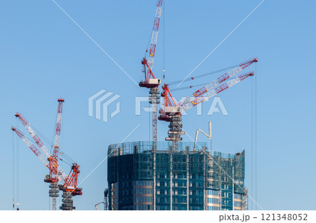 タワークレーンを使って建築中の超高層　タワーマンション 121348052