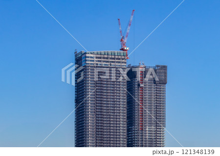タワークレーンを使って建築中の超高層　晴海のタワーマンション 121348139