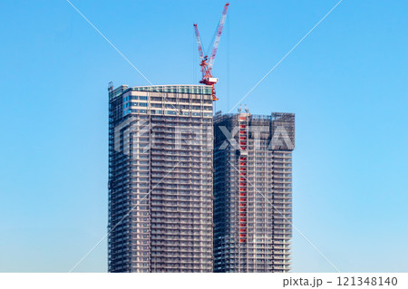 タワークレーンを使って建築中の超高層　晴海のタワーマンション 121348140