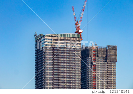 タワークレーンを使って建築中の超高層　晴海のタワーマンション 121348141