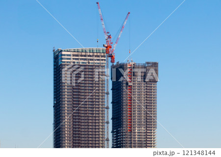 タワークレーンを使って建築中の超高層 晴海のタワーマンション タワークレーンを使って建築中の超高層 晴海のタワーマンション 121348144