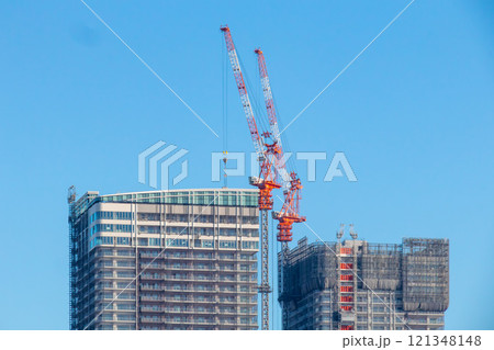 タワークレーンを使って建築中の超高層　晴海のタワーマンション 121348148