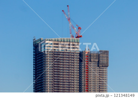 タワークレーンを使って建築中の超高層　晴海のタワーマンション 121348149