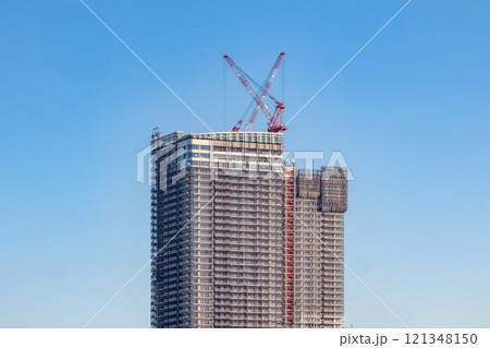 タワークレーンを使って建築中の超高層 晴海のタワーマンション タワークレーンを使って建築中の超高層 晴海のタワーマンション 121348150