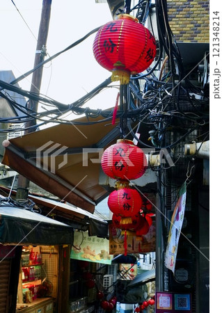 九份の街並み（台湾・新北市瑞芳区） 121348214