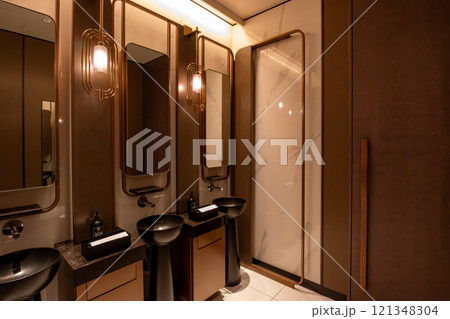 浜松町駅、竹芝駅近くのウォーターズ竹芝に入るラグジュアリーホテル、メズム東京のモダンなトイレ 121348304