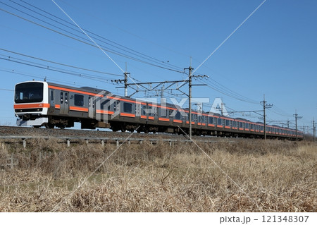 青空の武蔵野線を走行する209系 500番台 121348307