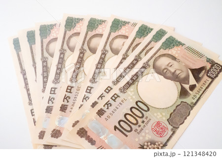 新札の一万円札を広げた写真素材 121348420