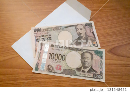 新札と旧札の一万円札の写真素材 新札と旧札の一万円札の写真素材 121348431