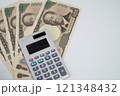 新札の一万円札と電卓の写真素材 121348432