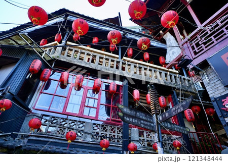 九份の街並み（台湾・新北市瑞芳区） 121348444